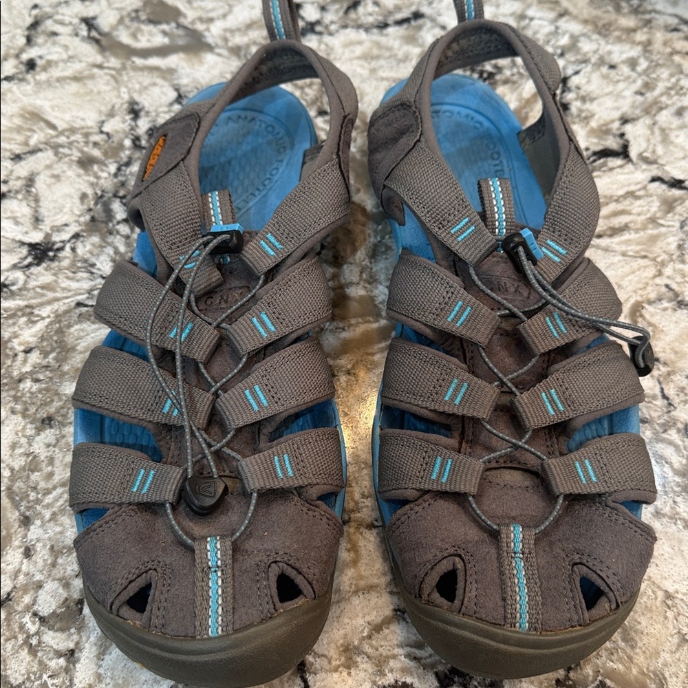 Keen Clearwater CNX Outdoor Shoes Womens size 11. Gray/Norse blue gorpcore